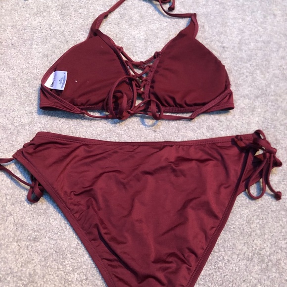 Maroon bikini - Picture 3 of 5